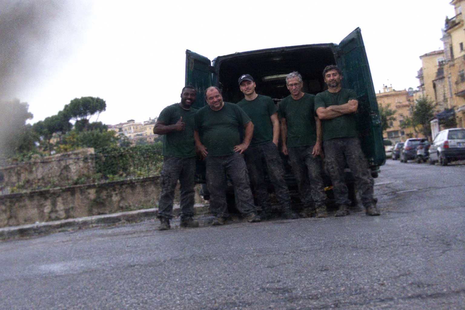 La squadra davanti al furgone